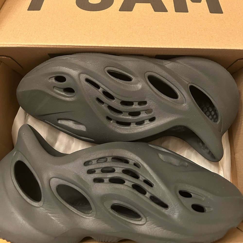 Black Foam Runners